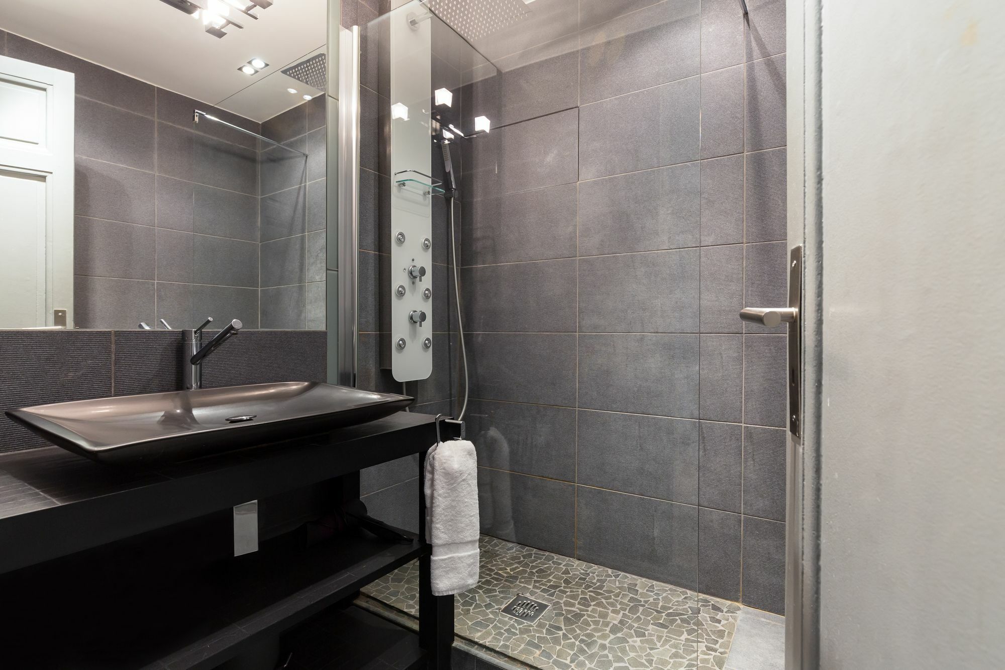 Cannes Modern: Central 2-Bed with Aircon Exterior photo