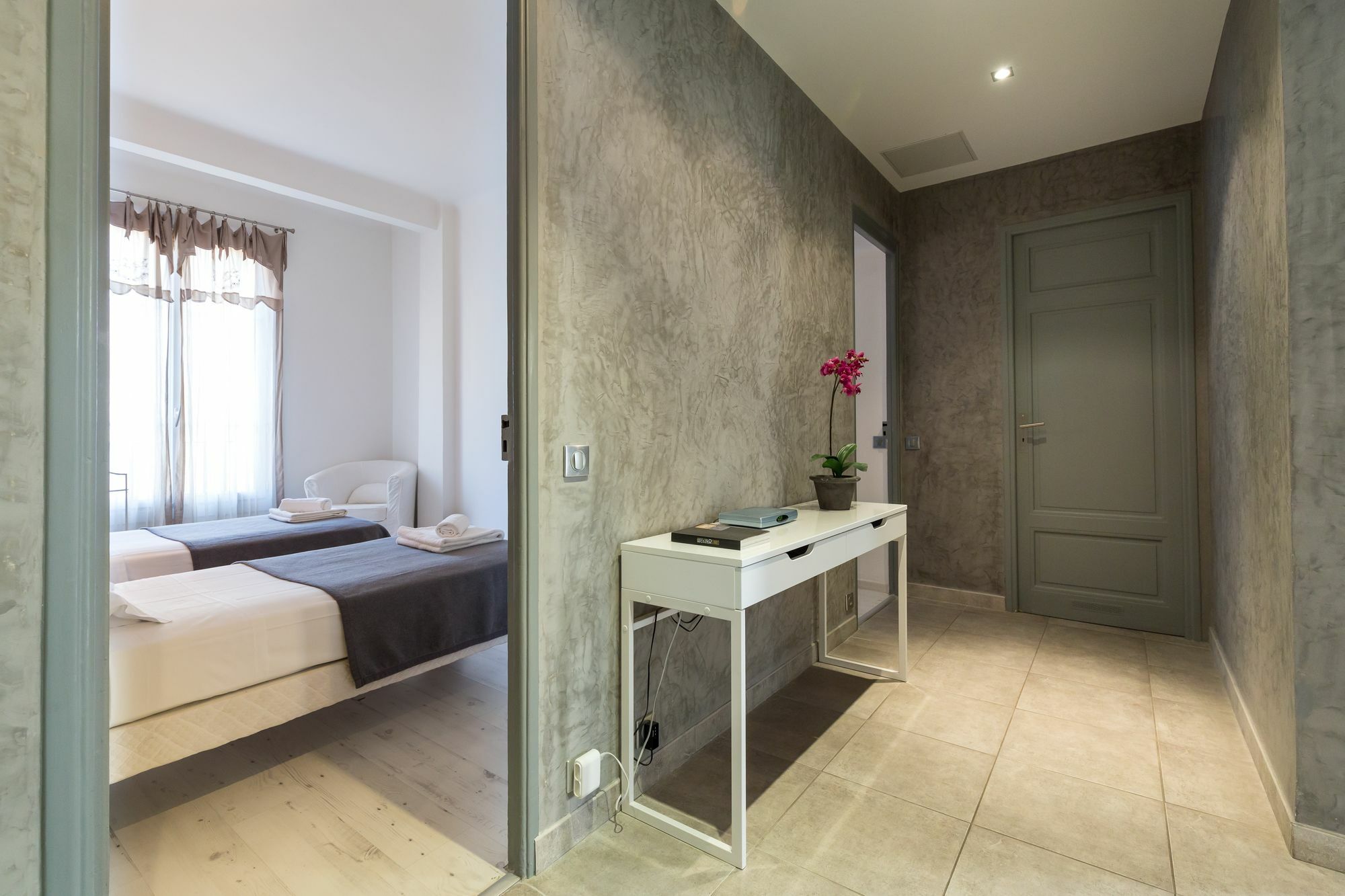 Cannes Modern: Central 2-Bed with Aircon Exterior photo